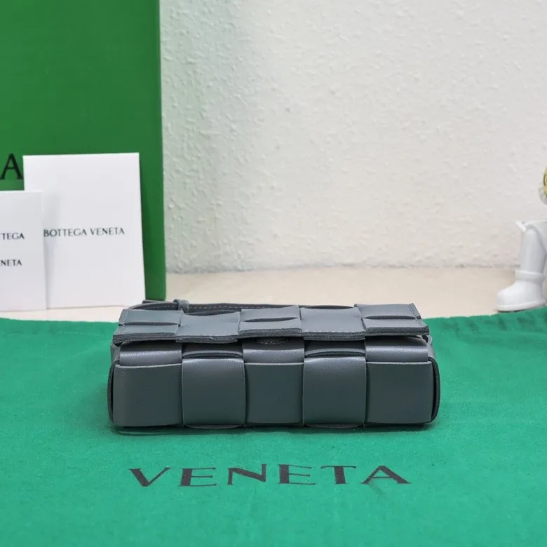 Batch 1320, ready to ship, first release on the whole network ♨️♨️ (mini size) BV sheepskin + 15 grid cassette + limited edition 🉑️🉑️🉑️ Classic style, high-end simplicity, this upper body is super refreshing! Paired with the BV parrot green on the sides, it’s very stylish but not exaggerated! Model: 7587 Size: 19*5.5*12cm